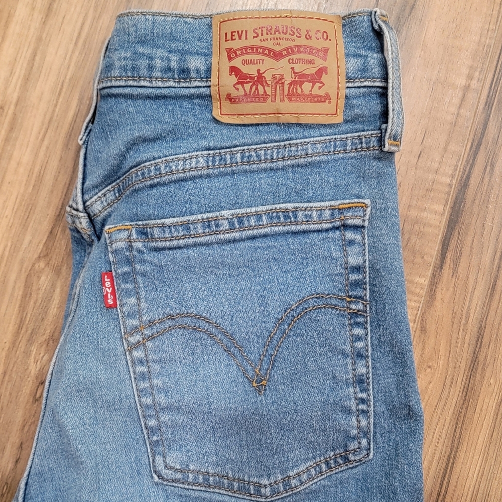 Levi's jeans size 28